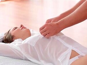 Blonde Süße Sexsirene genießt eine erotische Tittenmassage