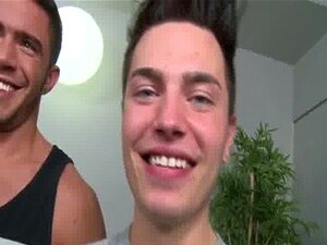 Hardcore gay Josh glider ner på knä först och *** på