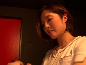 Orientalische Schlampe wichst sich einen