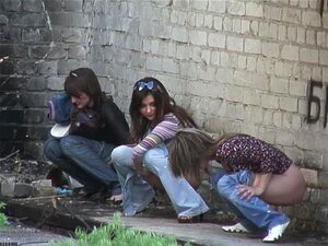 Mädchen ziehen ihre Höschen aus und pinkeln draußen 3
