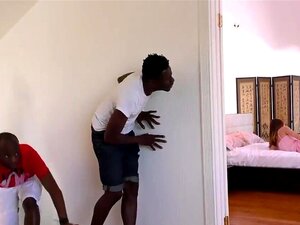 Erstes Mal Interracial Gangbang mit Pepper Hart