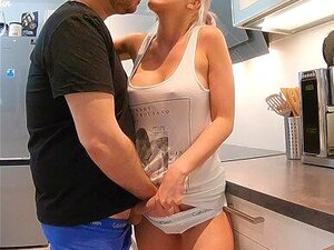 Er fickt meine enge Muschi mit seinem großen Schwanz in der Küche!