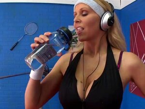 Julia Ann ist eine Hyper-Fitness-Freak, die eine aufregende