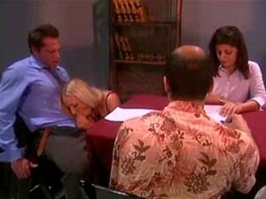 La blonde sexy se fait bourrer les deux trous, strident