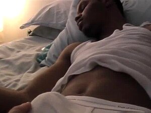 Kuuma twinkki, vedin hitaasti lakanan alas ja vaikka Brendan ei