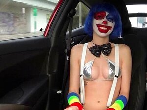 Babe als Clown verkleidet macht die Anhalterei und wird stattdessen