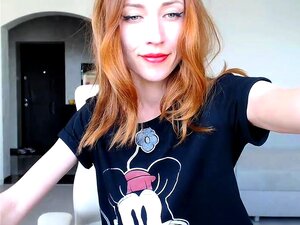 Sexy rothaarige Camgirl enthüllt ihren schlanken Körper und engen