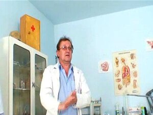 Buschige Muschi Amanda Vamp dünne Körperuntersuchung