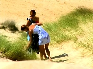 Strand-Voyeur findet freche Amateur-Babes unter der heißen Sonne