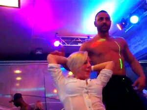 Sexy Süßen werden auf einer Hardcore-Party total wild und nackt.