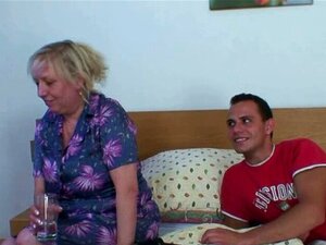 Oude vrouw houdt ervan van achteren. Oude vrouw vindt het lekker van