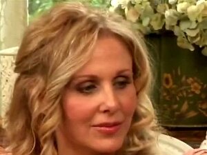 Sexy großbusige reife heiße Braut fickt notgeile beste Freundin