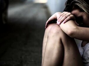 Obdachlose kleine Süße wird von einem reichen Mann hart gefickt