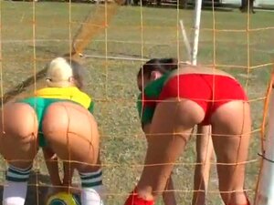 Molly und ihre sportliche Freundin spielen Fußball. Sie tragen sehr