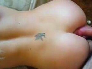 Sehr süße Blondine in ihrem sexy Arsch gefickt