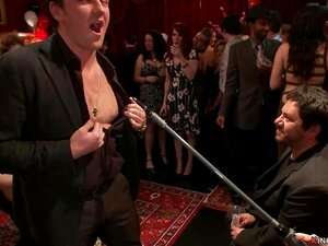 Riesentitten MILFs in der Öffentlichkeit gefickt. Riesentitten