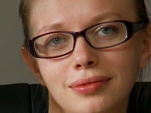 18-jährige, dünne Lehrerin zieht sich nackt aus