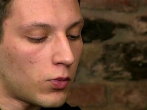 Ein schwuler Typ verführt ihn zum Sex
