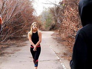 Die unschuldige Leah Lee wird frech, als sie einen BBC sieht