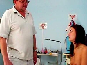 Schatje Penny brunette harige kut gyno speculum examen