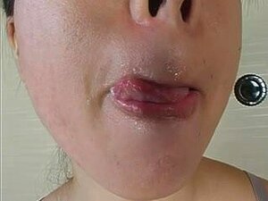 Japanilainen kuuma mimmi levittää spermaa kuin spermaa kurkkuunsa,