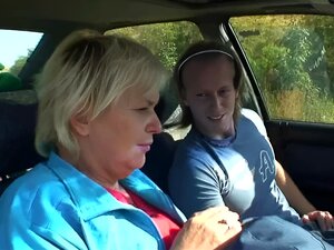 Ervaar de wilde passie van een 80-jarige blondine, liftend onder de