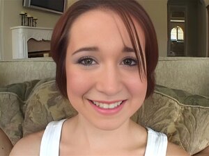 Равна бринета јебе 2 мушкарца