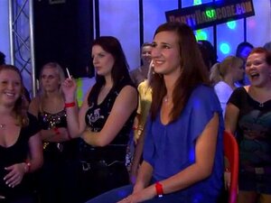 Cope tanzt Strip und leckt Muschi. Nackter schwarzer Kellner hat die