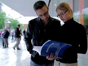 Es sieht so aus, als ob dieser süße Teenie mit Brille Hilfe bei