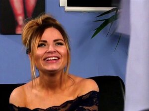 Cfnm Herrin verspottet den Idioten. Cfnm blonde Herrin verspottet und