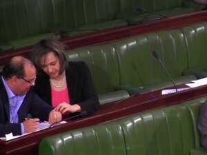 Sie berührt ihre Fotze, wenn sie mit einm Mann spricht. Sie berührt