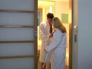 Färsk smal tysk sötnos knullar med vän hemma och provar anal