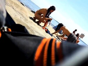 Schau zu, wie heiße Strandbabes sich in der Sonne ausziehen und frech
