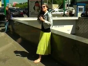 dreckige Füße im Sommer mit langem Kleid 2