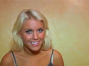 Schöne Blondine zeigt ihre glorreichen Titten auf Girls Gone Wild