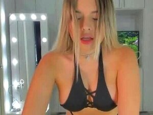 Cam-Girl zieht sich aus dem Bikini aus