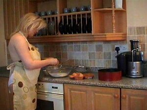 Busige Babe in der Küche