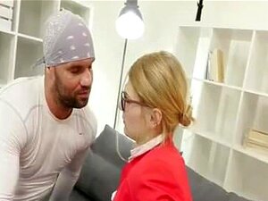 Venäläinen pornotähti antaa suihinoton ja laukeaa pillulle