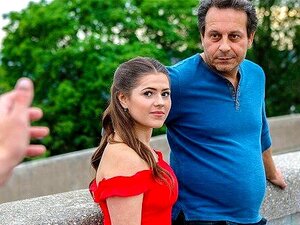 HUNT4K. 21-jährige heiße Braut gibt einem Fremden saftige Muschi, um