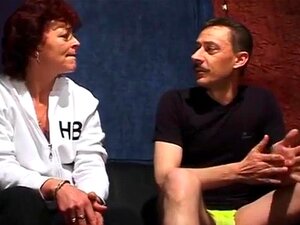 Neue reife Hausfrau wird nackt, um die Brünette zu ficken