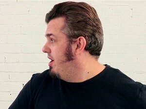 Sprutande bystiga brudar får en ansiktsbehandling tillsammans