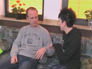 Bruder benutzt Stiefschwester als sein Fickspielzeug,