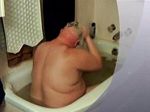 ciccione con un cazzo piccolo che si fa il bagno