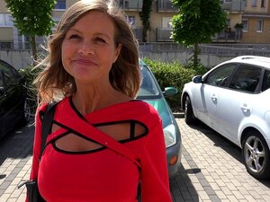 Busige MILF Denisa