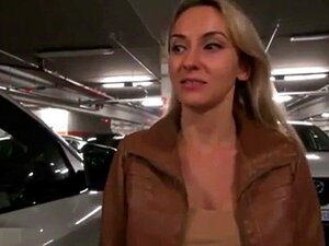 Garage Quickie. Geile Blondine hält ihr Versprechen und lässt sich