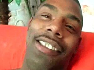 Interracial Blowjob für einen gut bestückten schwarzen Hengst