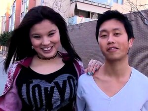 Asiatische Pornodarstellerin fickt spanische und chinesische Typen,