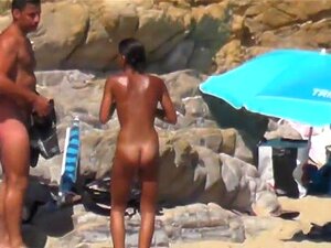 Nacktes arabisches Mädchen spielt Wassertennis, gebräunte Linien
