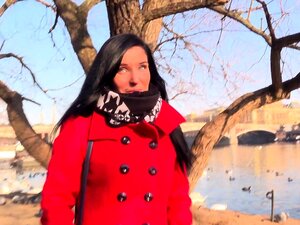 Heiße Lucia Denvile wird vom Masseur ins Gesicht gefickt