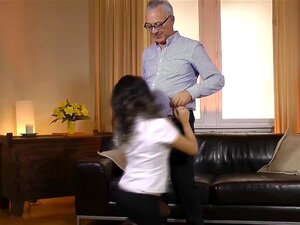 Euro classy babe plaagt oude man en wordt dan hard geneukt